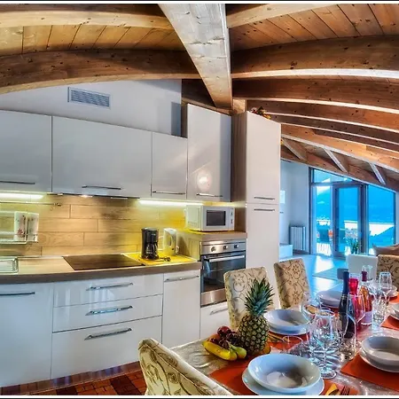 Tadi Laro, Colico, Di